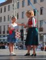 Cenu a diplom s láskou odovzdáva Katarína Čániová, autorka myšlienky tanca karičky na Hlavnej (foto E. Čániová)