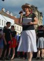 Úžasná Zuzka Bobríková, ktorá celý program Cassovia folkfestu aj karičky moderuje   (foto E. Čániová)